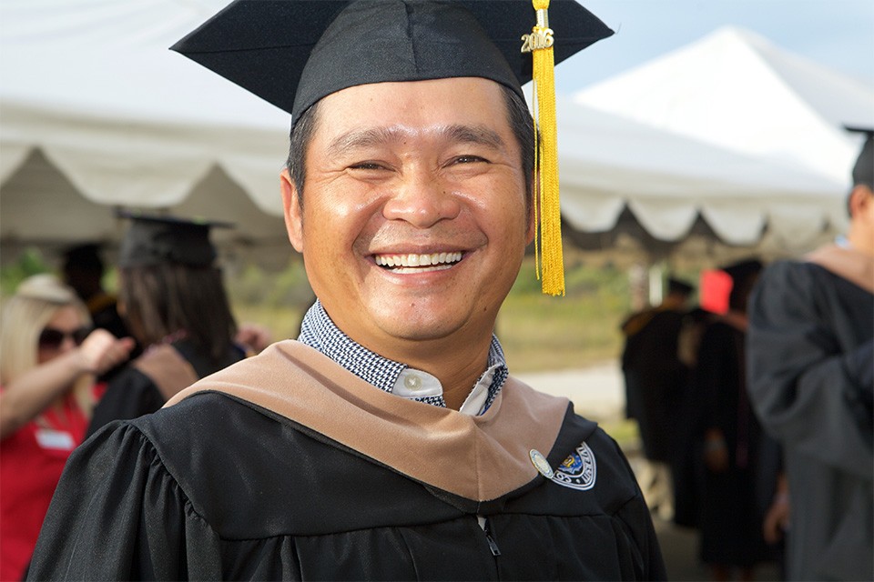 Ông Nguyễn Văn Thống với “nụ cười tỏa nắng” trong ngày nhận bằng MBA CSU